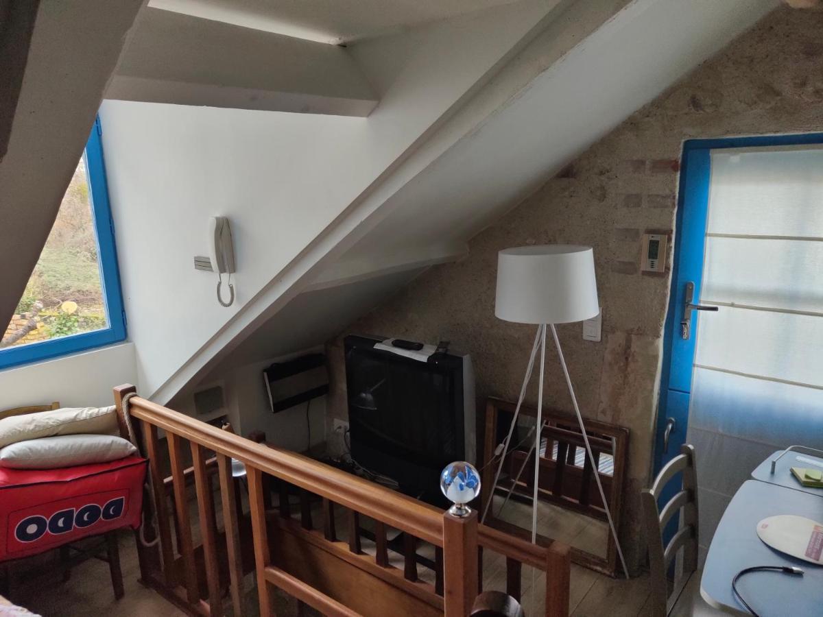 Вилла La Maison Bleue De Husseau Ancienne Ferme Semi-Troglodytique 18E Siecle Монлуи-сюр-Луар Экстерьер фото